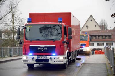 Oppenweiler: Kilometerlange Oelspur durch mehrere Orte und Oel auf der Murr fordern mehrere Feuerwehren ueber Stunden